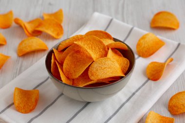 Acı Baharatlı Patates cipsi kasede, yan görüş..