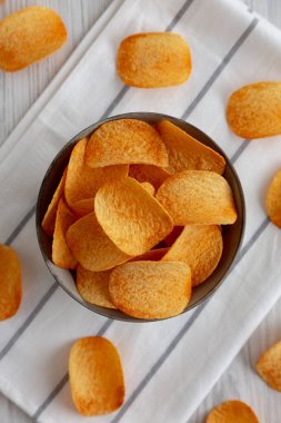 Sıcak baharatlı patates cipsi kasede, en iyi manzara..