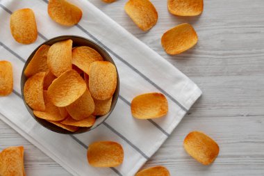 Sıcak Baharatlı Patates Cipsi, en iyi manzara. Dümdüz, tepeden, yukarıdan.