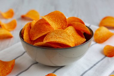 Acı Baharatlı Patates cipsi kasede, yan görüş. Yakın plan..