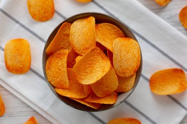 Sıcak Baharatlı Patates Cipsi, en iyi manzara. Dümdüz, tepeden, yukarıdan.