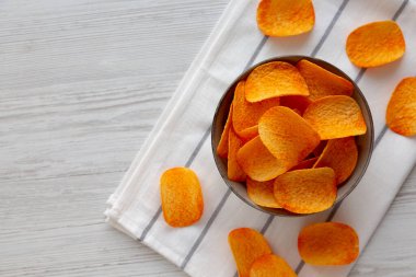 Sıcak Baharatlı Patates Cipsi, en iyi manzara. Dümdüz, tepeden, yukarıdan. Boşluğu kopyala.