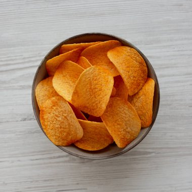 Sıcak Baharatlı Patates Cipsi, en iyi manzara. Dümdüz, tepeden, yukarıdan.