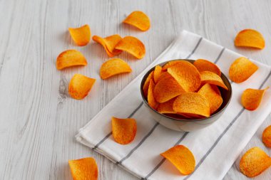 Acı Baharatlı Patates cipsi kasede, yan görüş..