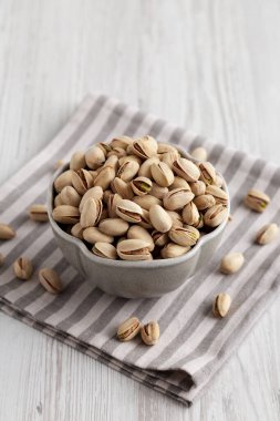 Bir kasede organik fıstıklı fındık, yan görüş..