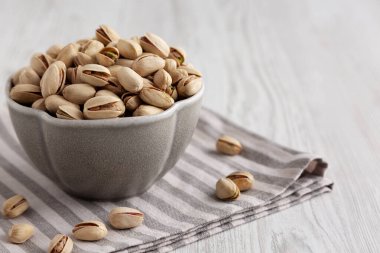 Bir kasede organik fıstıklı fındık, yan görüş. Yakın plan..