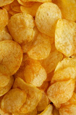 Tahta üzerinde domuz pastırması aromalı çıtır patates cipsi..