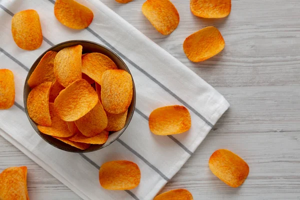 Sıcak Baharatlı Patates Cipsi, en iyi manzara. Dümdüz, tepeden, yukarıdan.