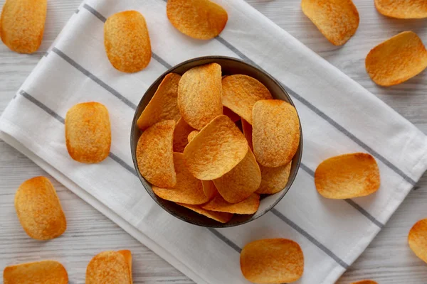 Sıcak baharatlı patates cipsi kasede, en iyi manzara..