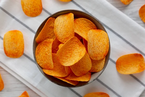 Sıcak Baharatlı Patates Cipsi, en iyi manzara. Dümdüz, tepeden, yukarıdan.