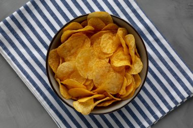 Bir kasede çıtır peynirli patates cipsi..