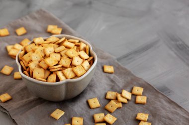 Salty Cheese Cracker Squares in a Bowl, yan görüş. Boşluğu kopyala.