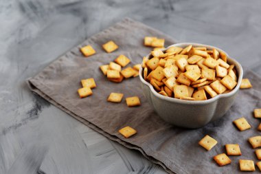Salty Cheese Cracker Squares in a Bowl, yan görüş. Boşluğu kopyala