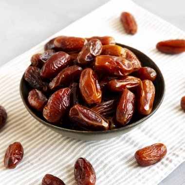 Organik Çiğ Kuru Tarihler Bir kâse, yan görünüm.