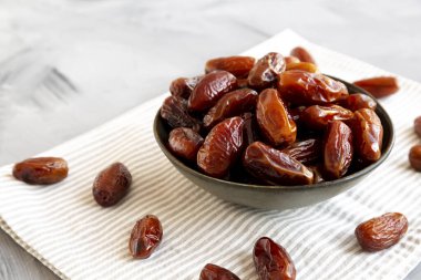 Organik Çiğ Kuru Tarihler Bir kâse, yan görünüm.