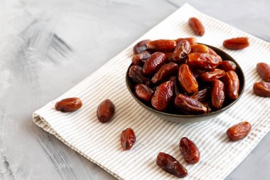 Bir kasede organik çiğ tarihler, yan görüş. Boşluğu kopyala.