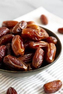 Bir kasede organik çiğ tarihler, yan görüş. Yakın plan..