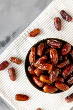 Organik Çiğ Kuru Tarihler Bir Kasede, üst manzara. Boşluğu kopyala.