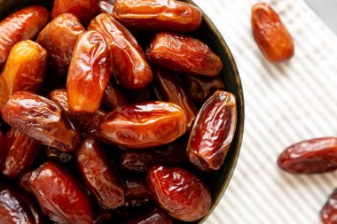 Organik Çiğ Kuru Tarihler Bir Kasede, üst manzara. Yakın plan..