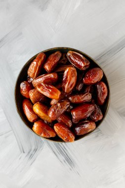 Organik Çiğ Kuru Tarihler Bir Kasede, üst manzara. Dümdüz, tepeden, yukarıdan.