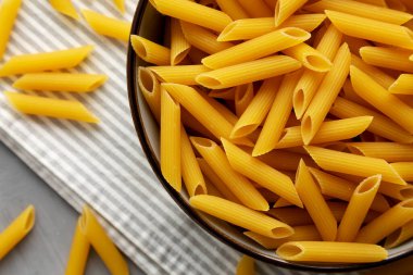 Ev yapımı çiğ Penne Makarnası, en iyi manzara. Düz uzanın, başınızın üstünde.