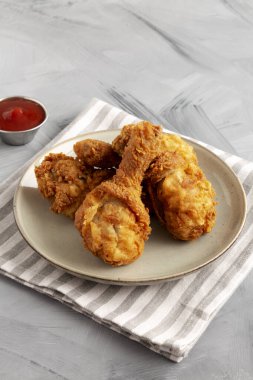 Kızarmış tavuk budu tabakta, yan görünüm.