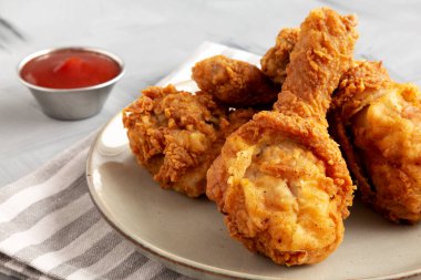 Tabakta kızarmış tavuk budu, yan manzara. Yakın plan..