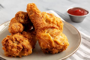 Tabakta kızarmış tavuk budu, yan manzara. Yakın plan..