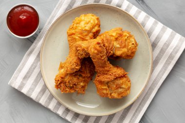 Tavuklu tavuk budu tabakta, en iyi manzara. Düz uzanın, başınızın üstünde.