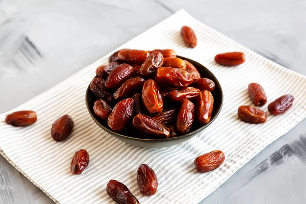 Organik Çiğ Kuru Tarihler Bir kâse, yan görünüm.