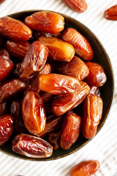 Organik Çiğ Kuru Tarihler Bir Kasede, üst manzara. Yakın plan..