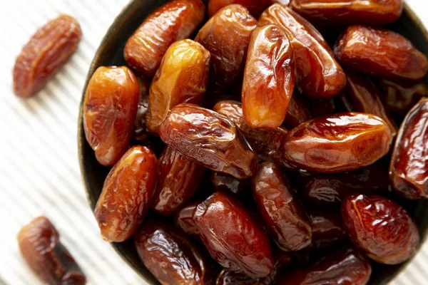 Organik Çiğ Kuru Tarihler Bir Kasede, üst manzara. Yakın plan..