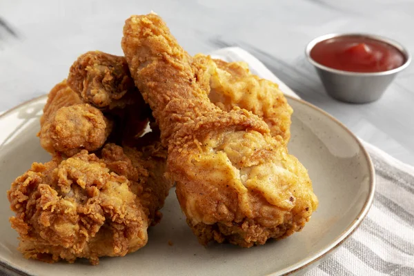 Tabakta kızarmış tavuk budu, yan manzara. Yakın plan..