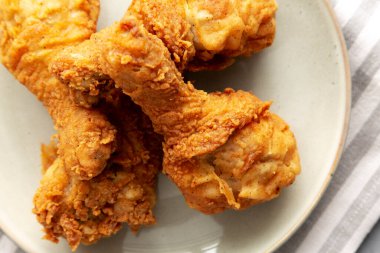 Tavuklu tavuk budu tabakta, en iyi manzara. Dümdüz, tepede. Yakın plan..