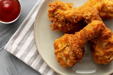 Tavuklu tavuk budu tabakta, en iyi manzara. Dümdüz, tepede. Yakın plan..