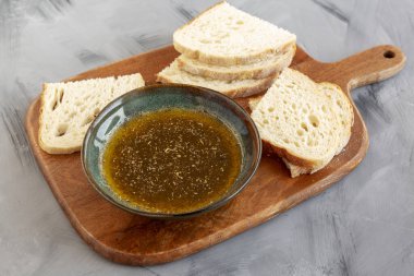 Ev yapımı zeytinyağlı ekmek Tahtaya batırılmış, yan manzara.