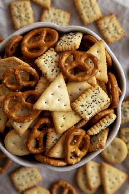 Çıtır kraker kraker karışımı bir kasede, üst görünüm..