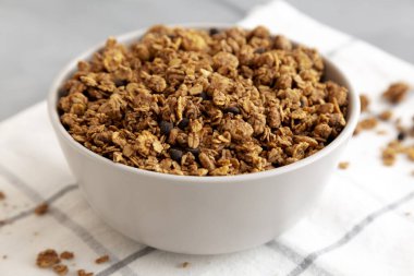 Lezzetli ev yapımı çikolatalı granola, yan manzaralı. Yakın plan..