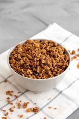 Lezzetli ev yapımı çikolatalı granola..