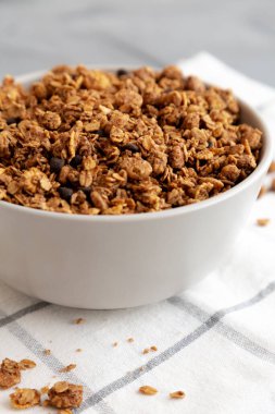 Lezzetli ev yapımı çikolatalı granola, yan manzaralı. Yakın plan..