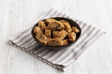 Koyu çikolata parçalı ev yapımı Cantuccini, yan görüş..