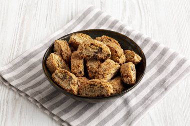 Koyu çikolata parçalı ev yapımı Cantuccini, yan görüş..