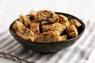 Koyu çikolata parçalı ev yapımı Cantuccini, yan görüş..
