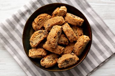 Koyu çikolata parçalı ev yapımı Cantuccini, en iyi manzara. Düz uzanın, başınızın üstünde.