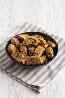 Koyu çikolata parçalı ev yapımı Cantuccini, yan görüş..