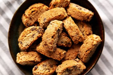 Koyu çikolata parçalı ev yapımı Cantuccini, en iyi manzara. Düz uzanın, başınızın üstünde.