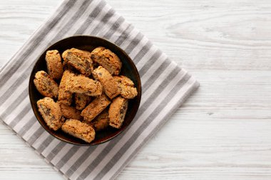 Koyu çikolata parçalı ev yapımı Cantuccini, en iyi manzara. Boşluğu kopyala.