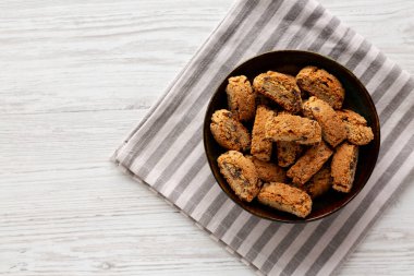 Koyu çikolata parçalı ev yapımı Cantuccini, en iyi manzara. Dümdüz, tepede. Boşluğu kopyala.