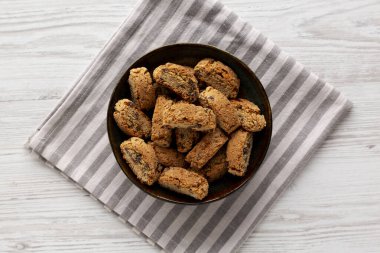 Koyu çikolata parçalı ev yapımı Cantuccini, en iyi manzara. Düz uzanın, başınızın üstünde.