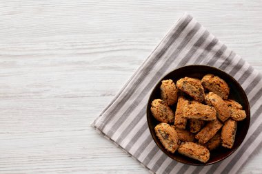 Koyu çikolata parçalı ev yapımı Cantuccini, en iyi manzara. Boşluğu kopyala.